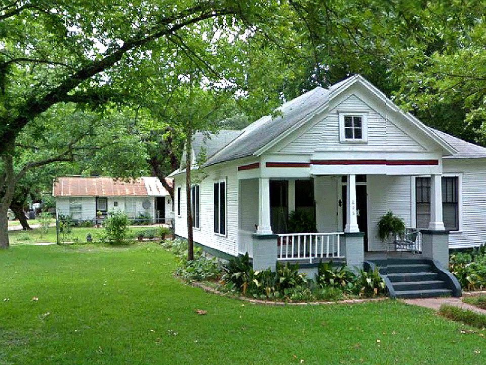 House +guesthouse in back