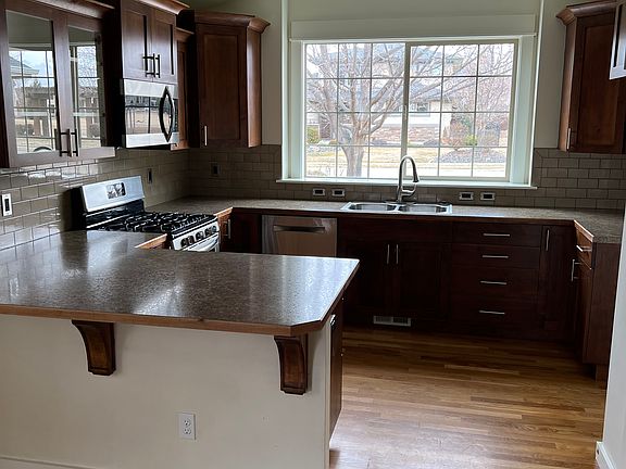 3rd image of 639 W Kingsley St
