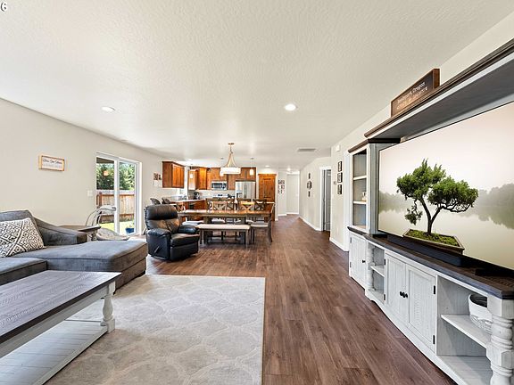 4th image of 280 Foxglove Way