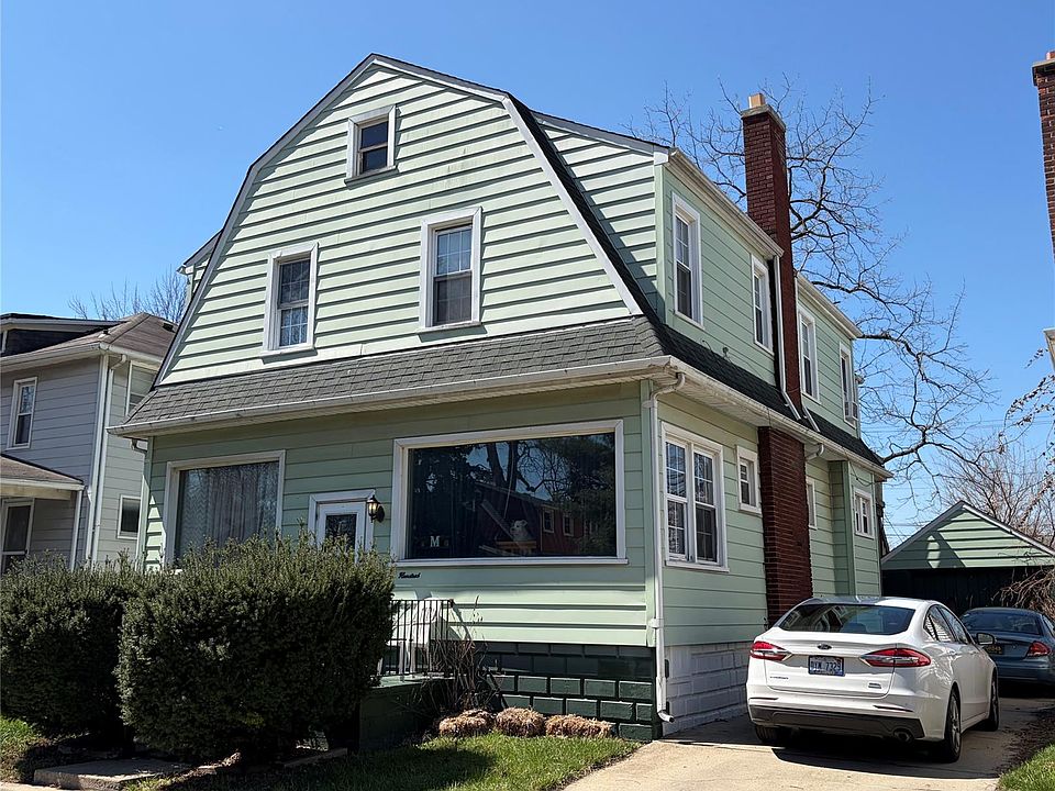 1st image of 300 2nd St