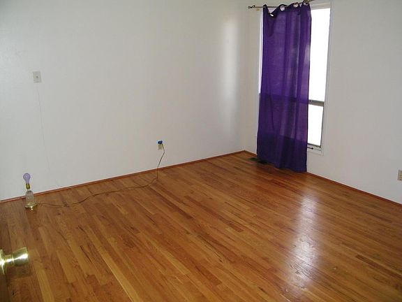 4th image of 582 Coach Light Ln #House