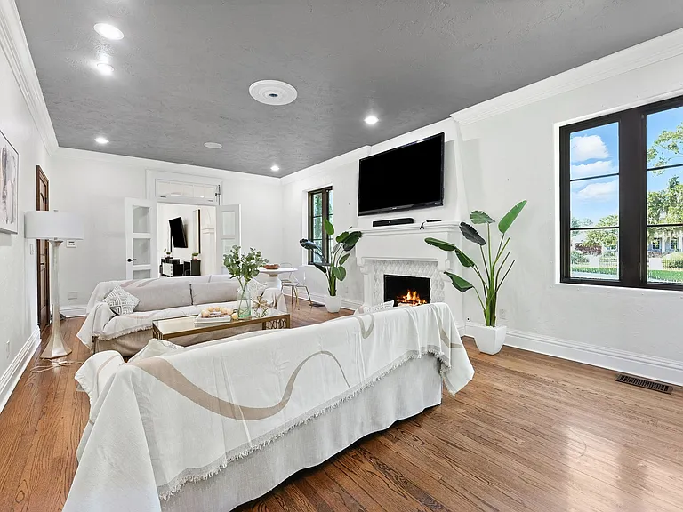 4555 W Swann Ave — Photo 46