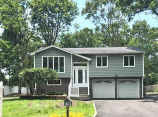 22 Sunflower Dr, Hauppauge, NY 11788