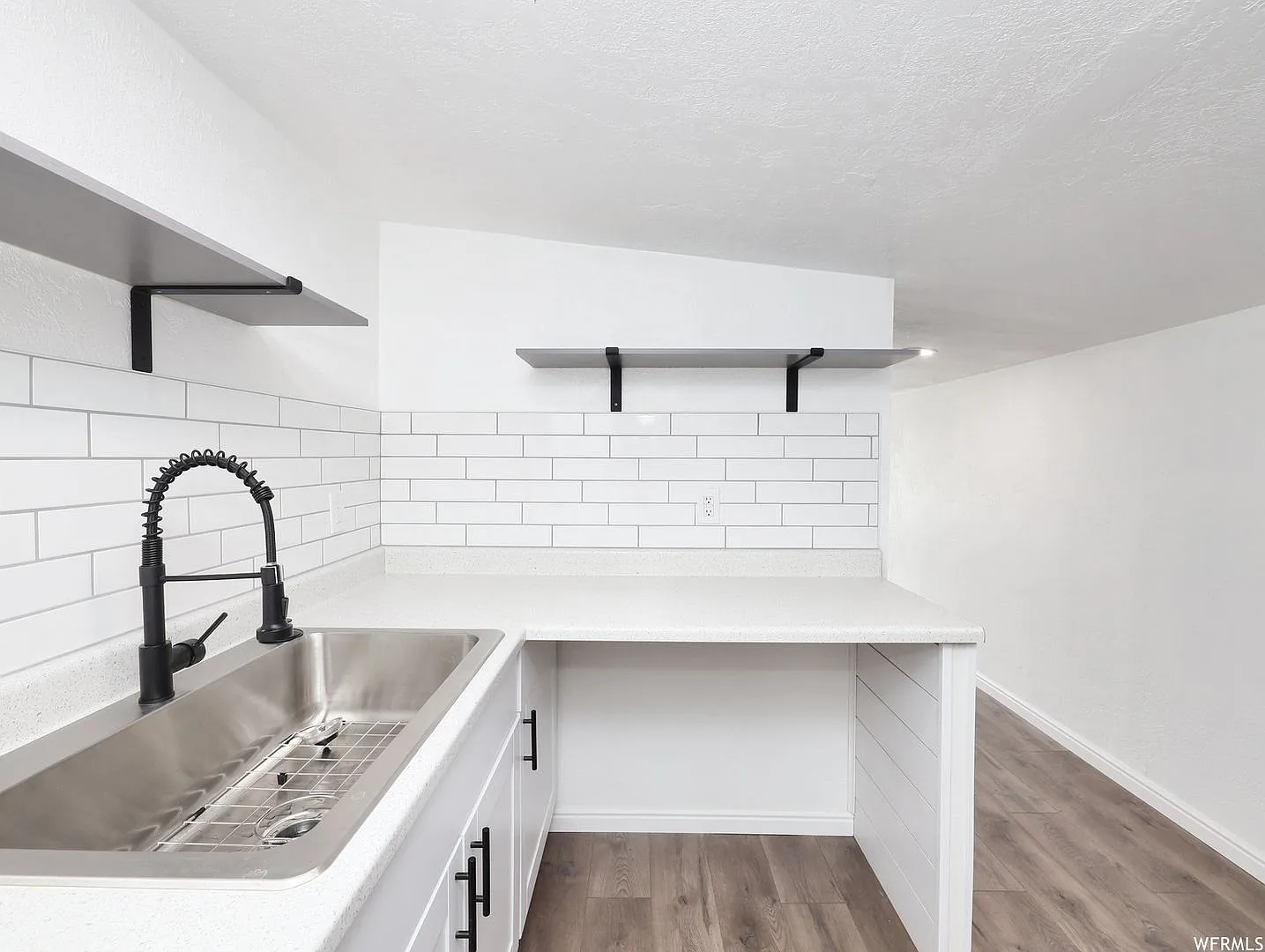 Price dropped ready to go! Don't miss out on this 3 bedroom home — Photo 4