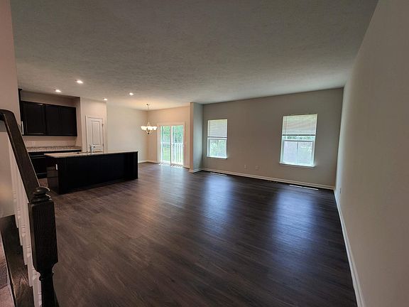 3rd image of 40 Pine Ave
