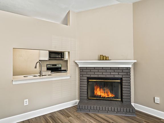 4th image of 180 Whetherbine Way W