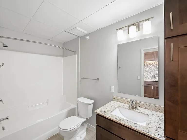 6. Aspen Lofts H - Bath1 6. Aspen Lofts H - Bath1