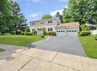 3 Cape Ct, East Brunswick, NJ 08816