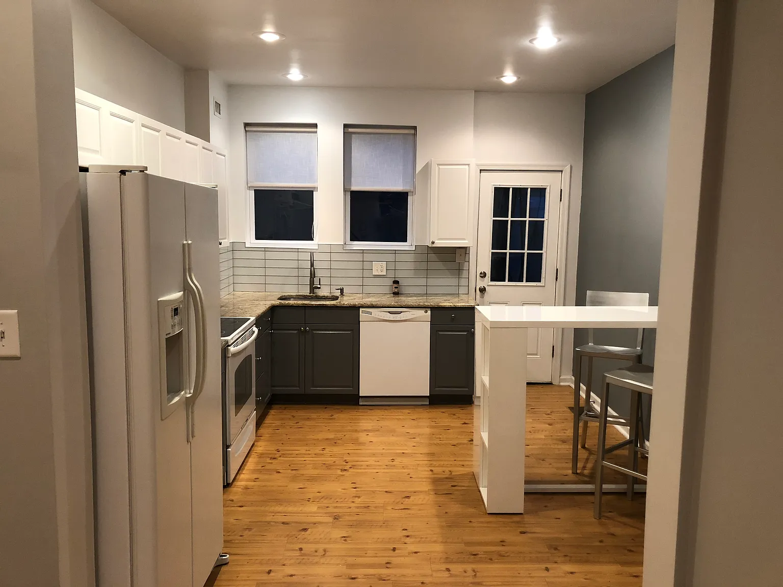 3 bed, 1.5 bath, 1200 sqft, $2,100 — Photo 2