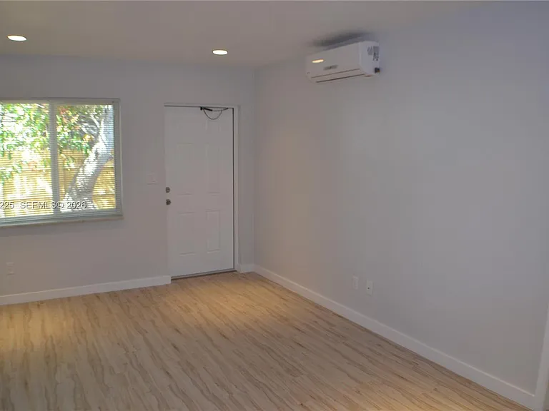 718 SE 13th St #4 — Photo 3