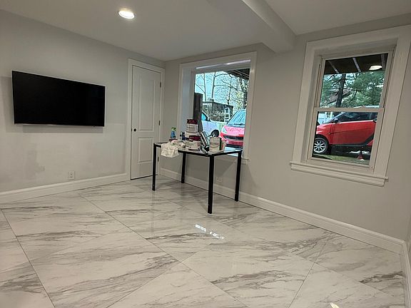 3rd image of 118 Greenvale Ave #1B