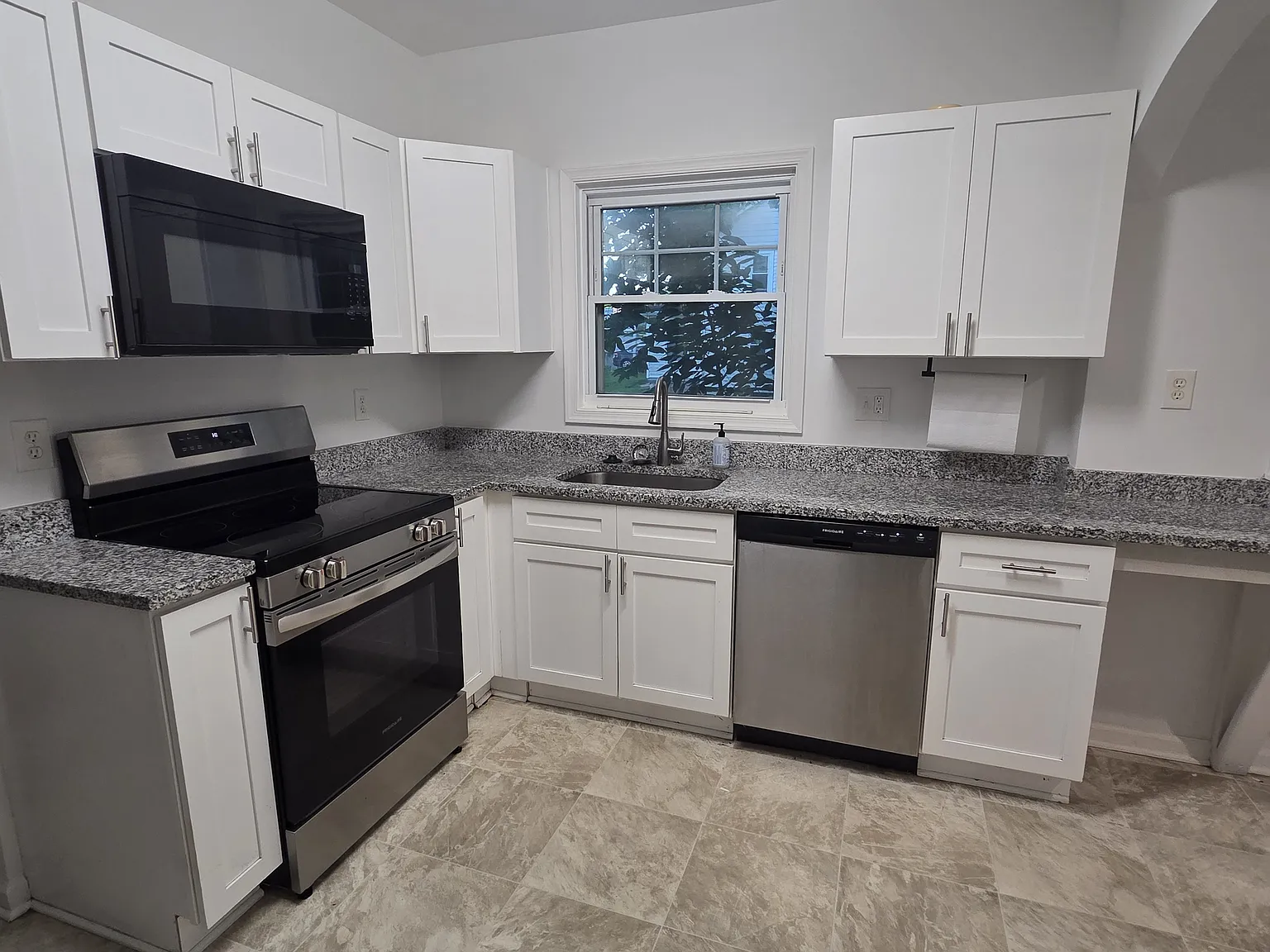 4 bed, 2.5 bath, 2905 sqft, $2,600 — Photo 2