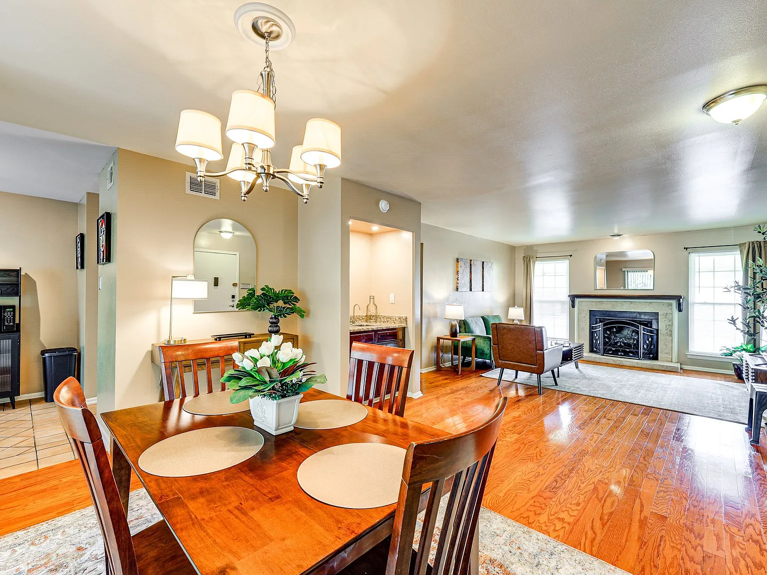 3 bed, 1317 sqft, $2,400 — Photo 3