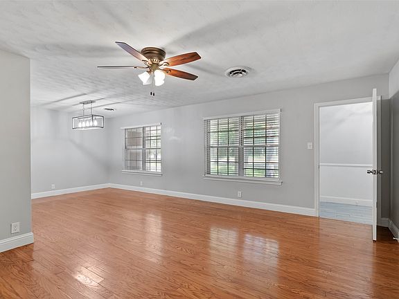 5th image of 2202 Foxcroft Cir