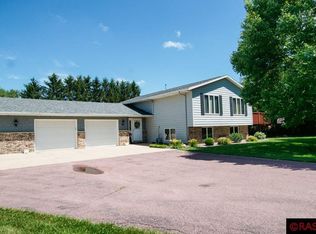 24 W Raven Rock Rd, Mankato, MN 56001