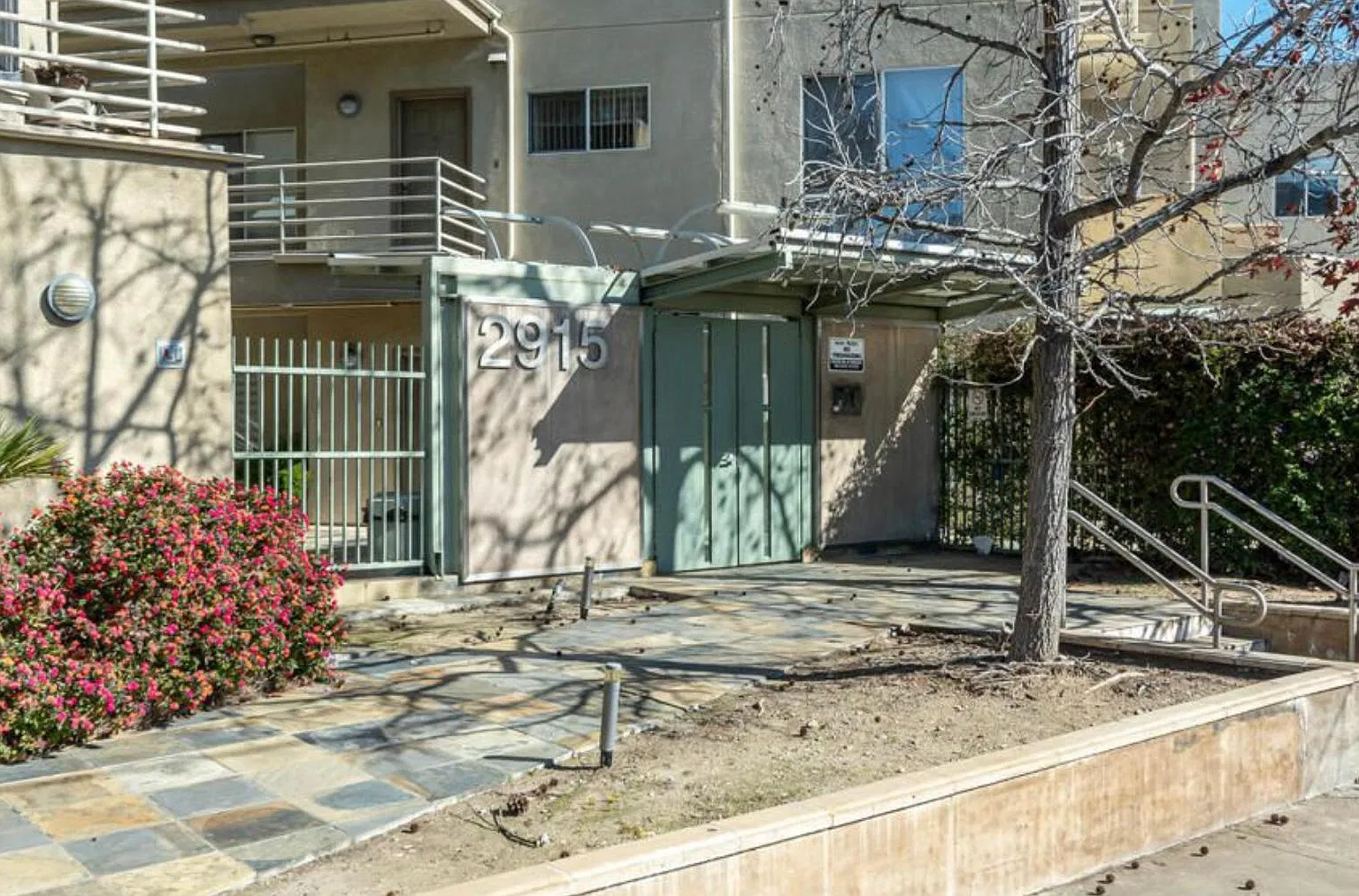 Montrose Ave, La Crescenta — Photo 3
