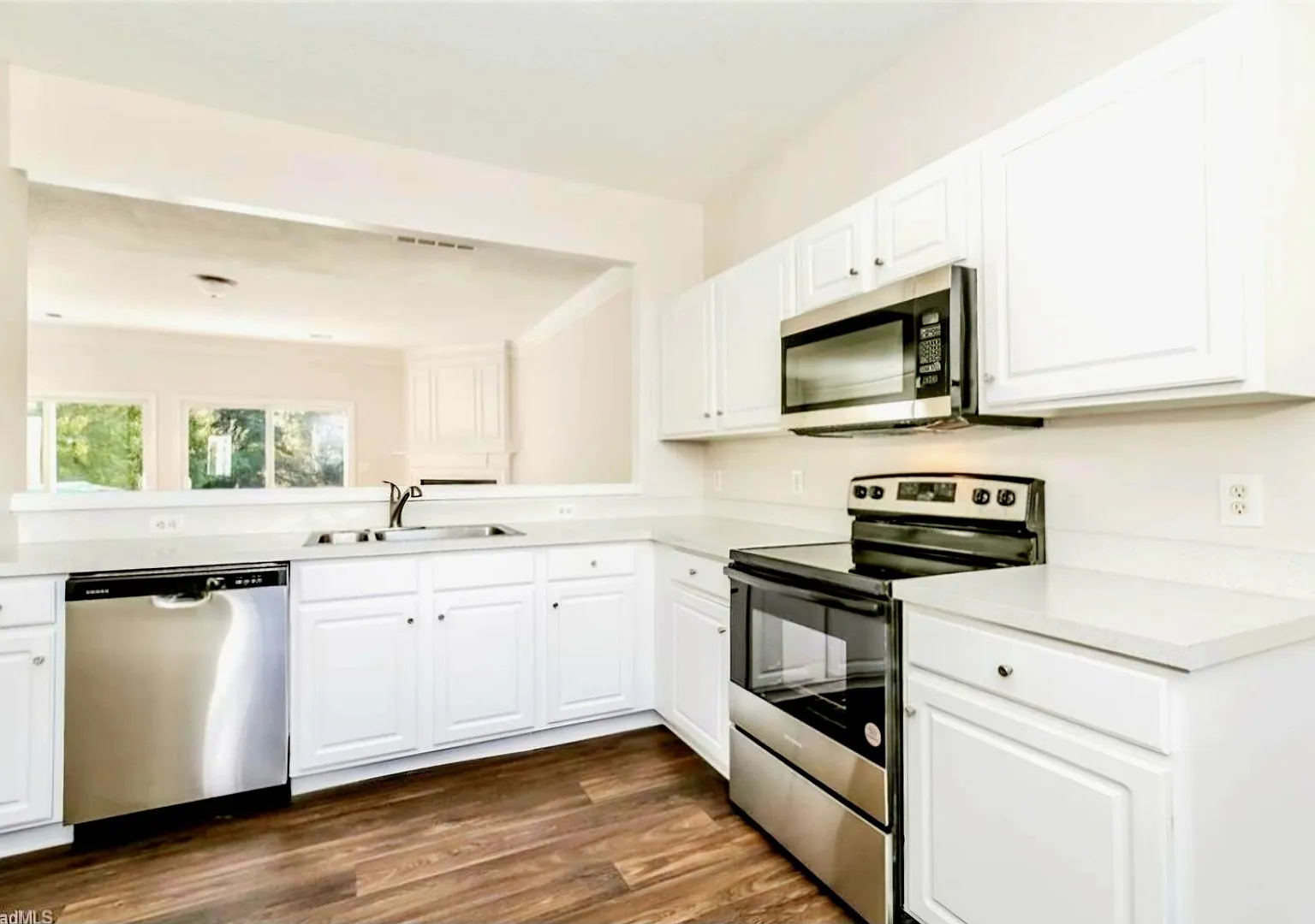 Charming 3BR Townhome in Jamestown — Photo 4