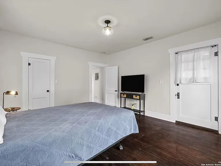 330 E Myrtle St — Photo 12
