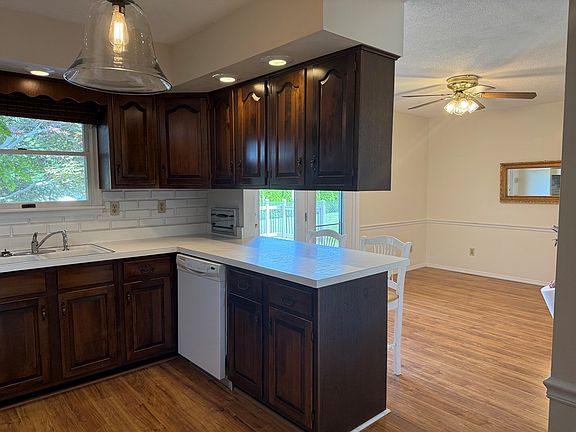 4th image of 8447 Sharon Dr