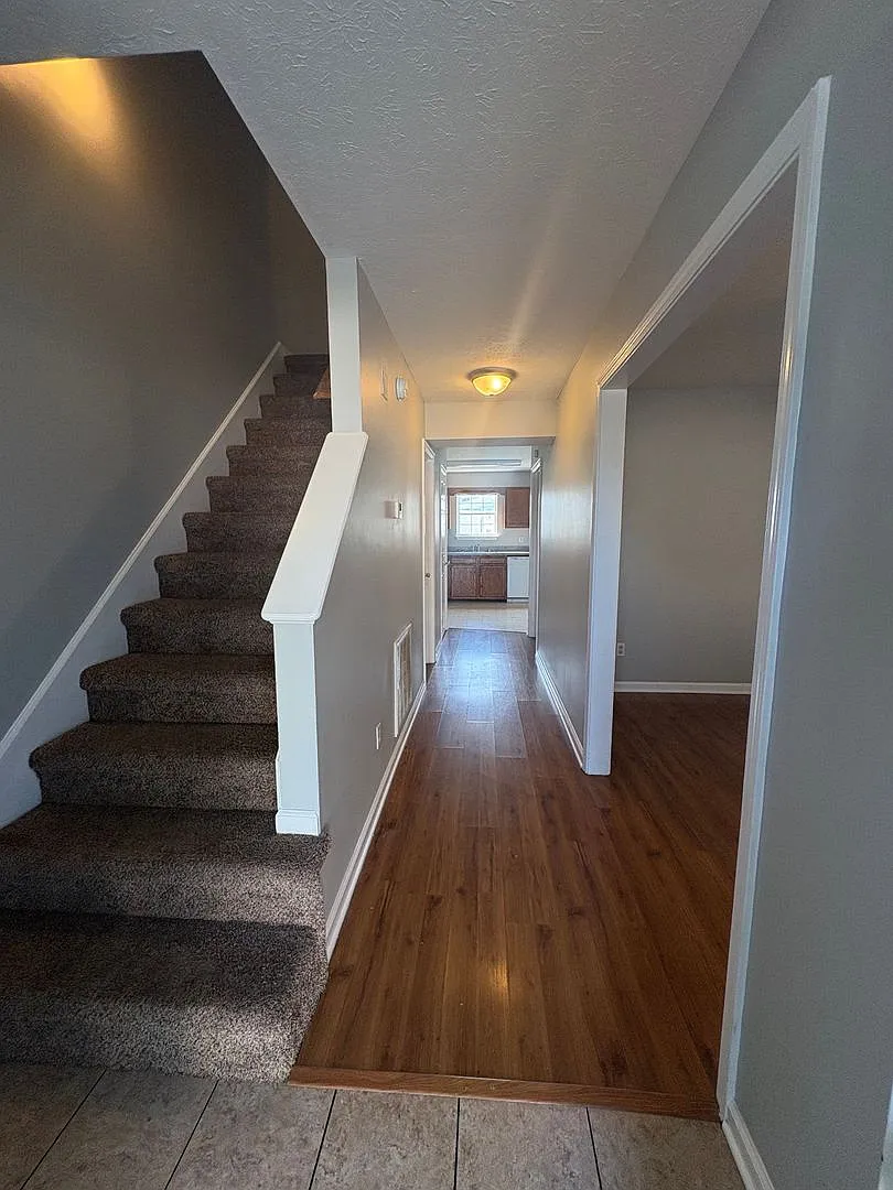 105 Hillridge Court — Photo 2