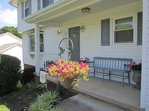 4th image of 1006 Debra Ln