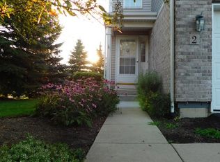 2 Colonial Ct, Streamwood, IL 60107