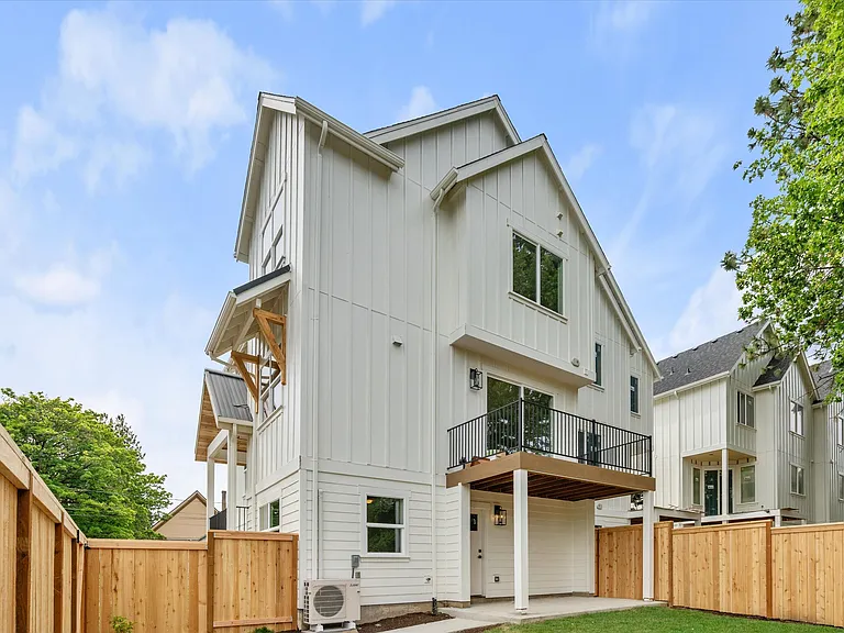 349 SE Walnut St — Photo 43