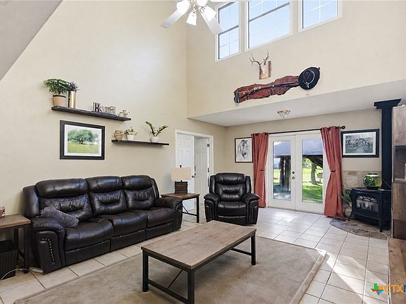 5th image of 610 Basswood St