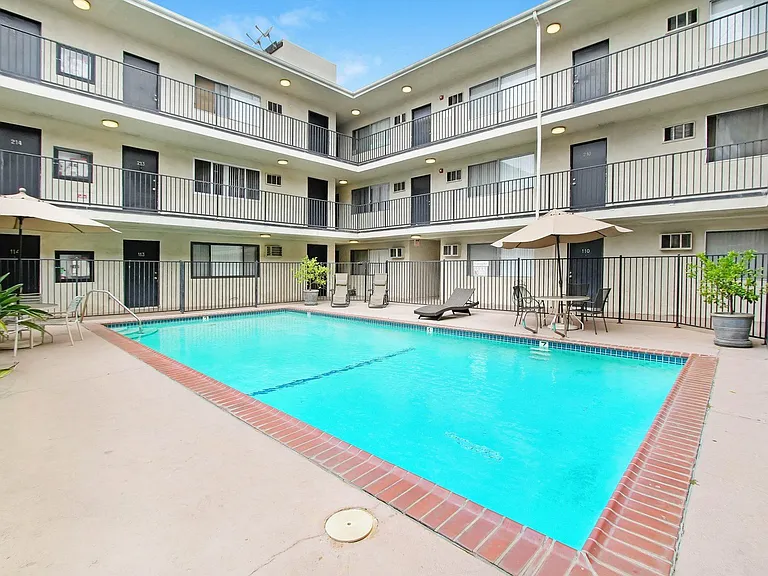 Sherman Plaza Apartments — Photo 12