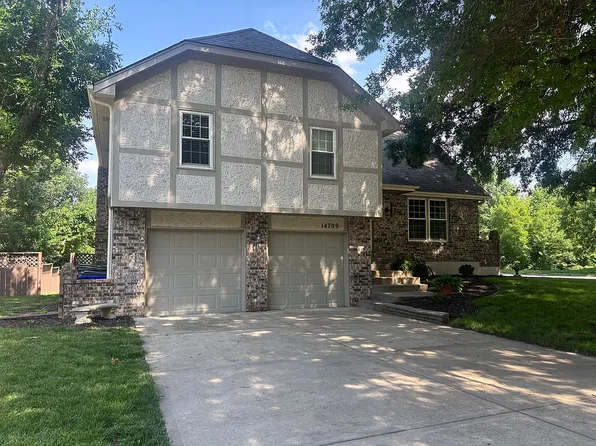 14709 S Locust St, Olathe, KS 66062