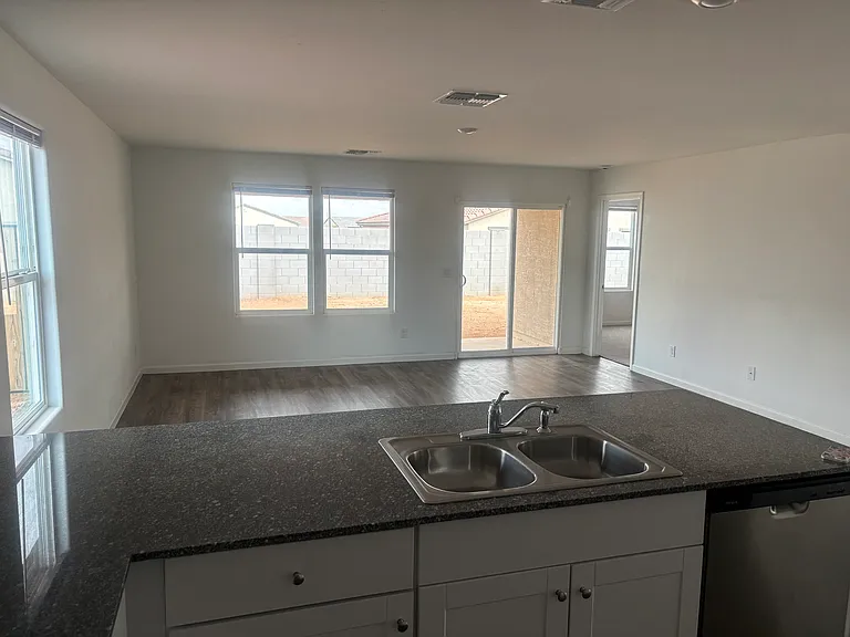 1427 E Jaycie Dr — Photo 4