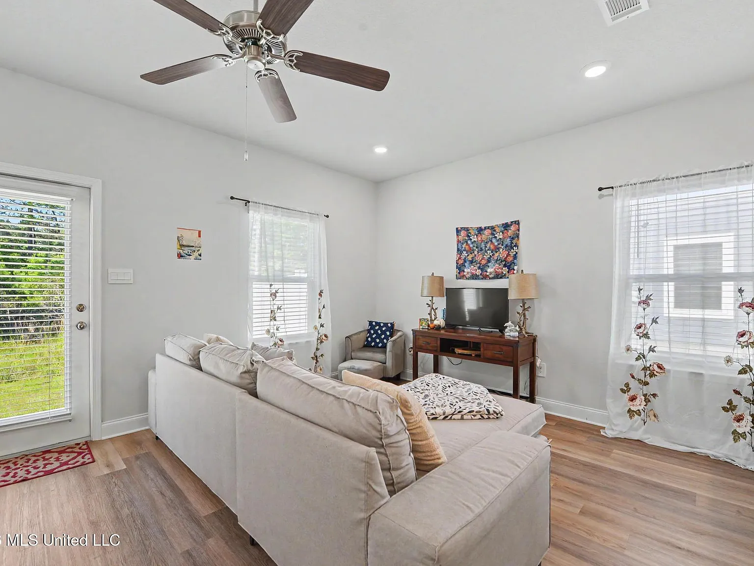 3 bed, 3.5 bath, 1452 sqft, $1,800 — Photo 2