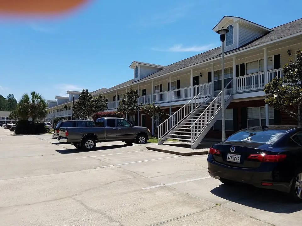 2 bed, 1.5 bath, 918 sqft, $1,150 — Photo 2