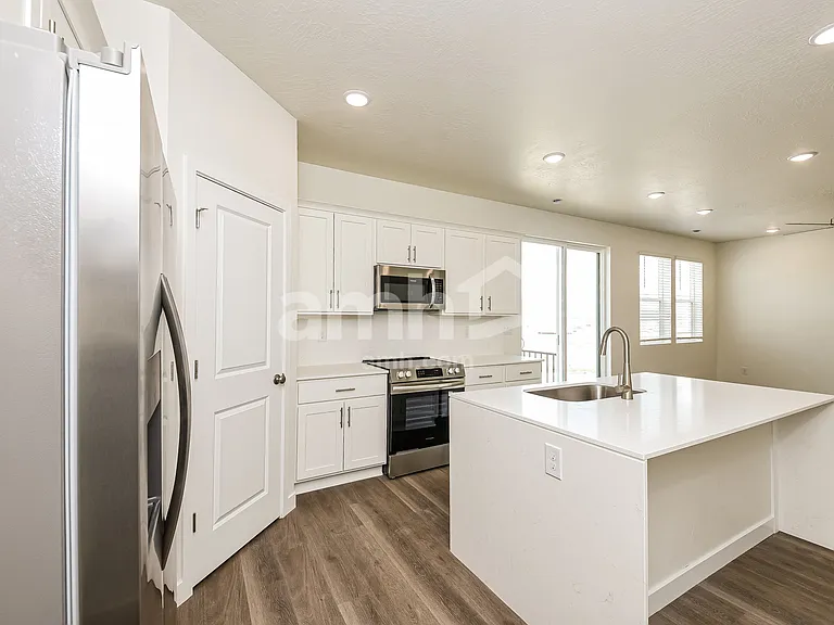 1272 W Mahogany St — Photo 4