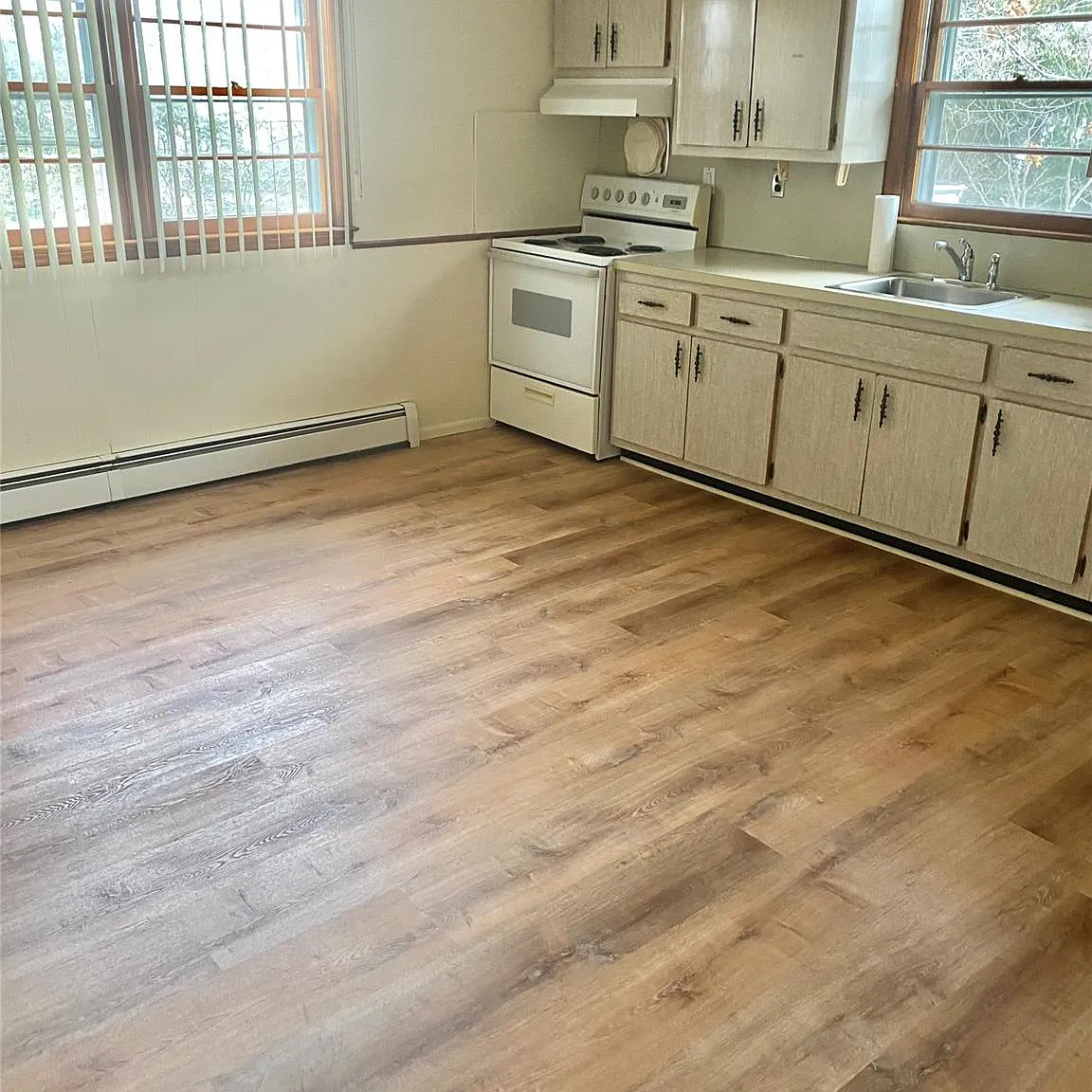 2 bed, 1.0 bath, 2000 sqft, $2,800 — Photo 2