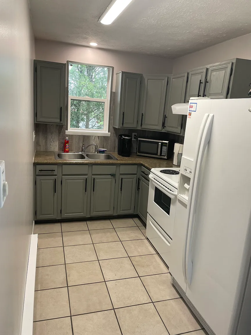 145 Shaffer Dr NE APT B photo 1