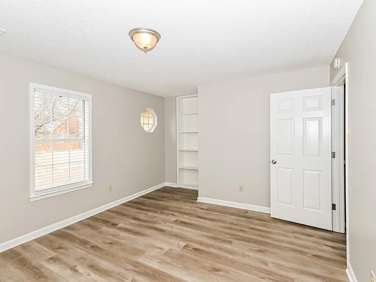 2236 Oak Hollow Ln — Photo 14