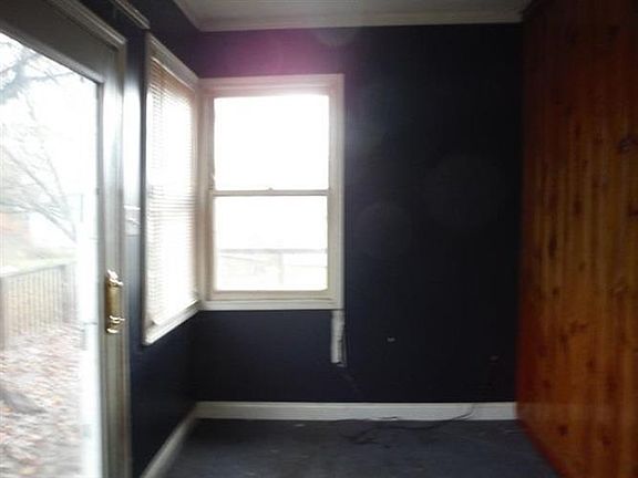 4th image of 901 W 39th Pl