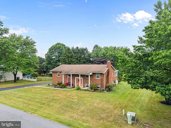2nd image of 4462 Woodcrest Dr