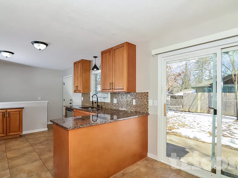 1420 Boone Ave N — Photo 4