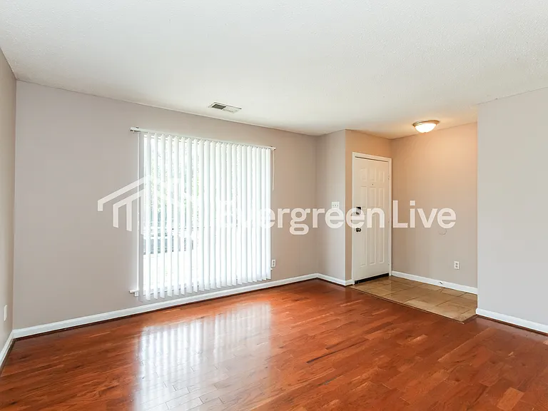 528 Leewood Ln — Photo 3
