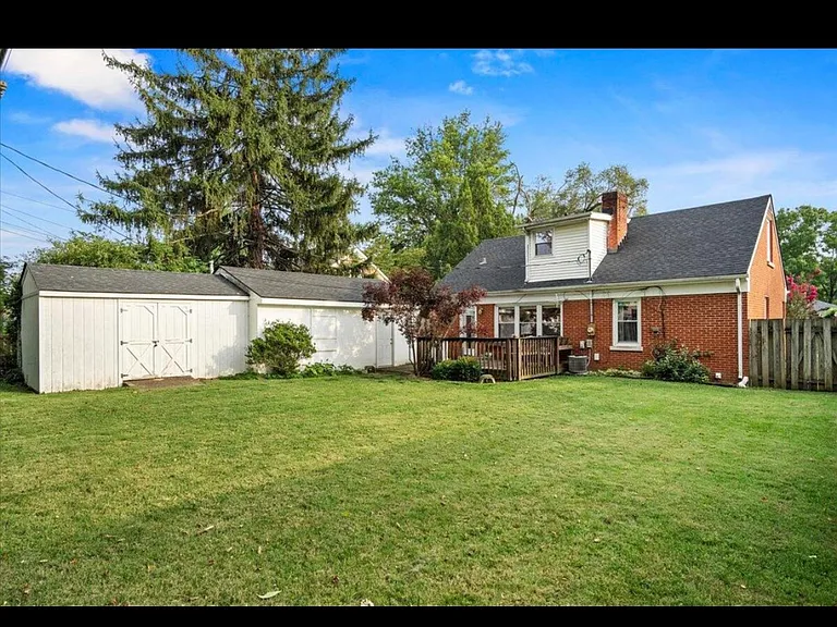 743 Della Dr — Photo 2