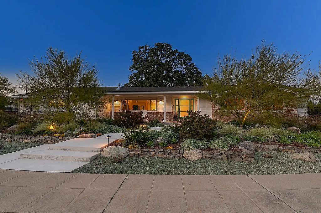 2202 Chateau Way photo 1