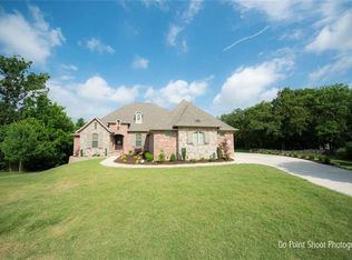 8700 Crest Ln, Springdale, AR 72762