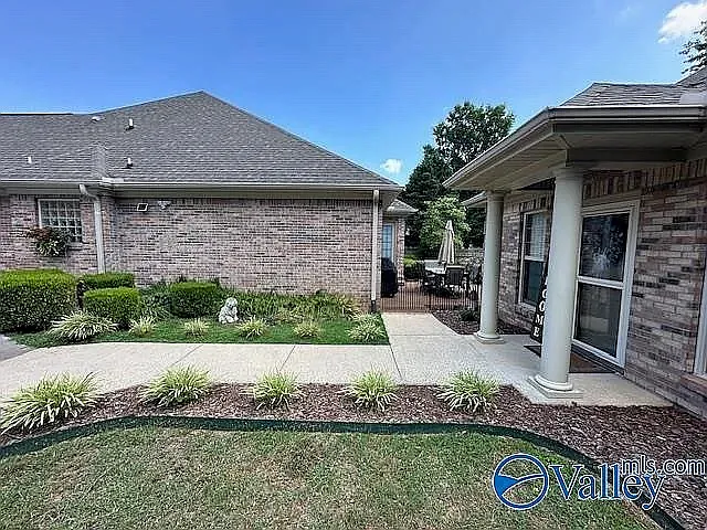 147 Greenlawn Dr NE — Photo 3