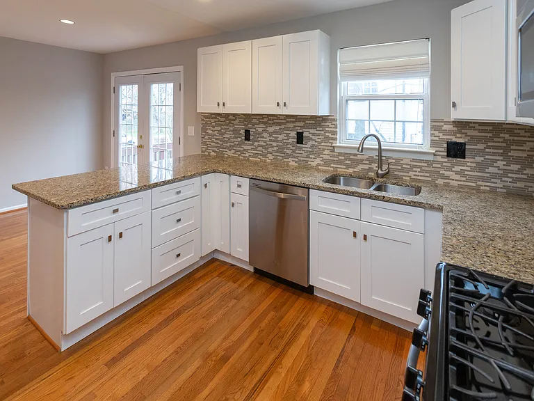 1807 Locust Grove Rd — Photo 6