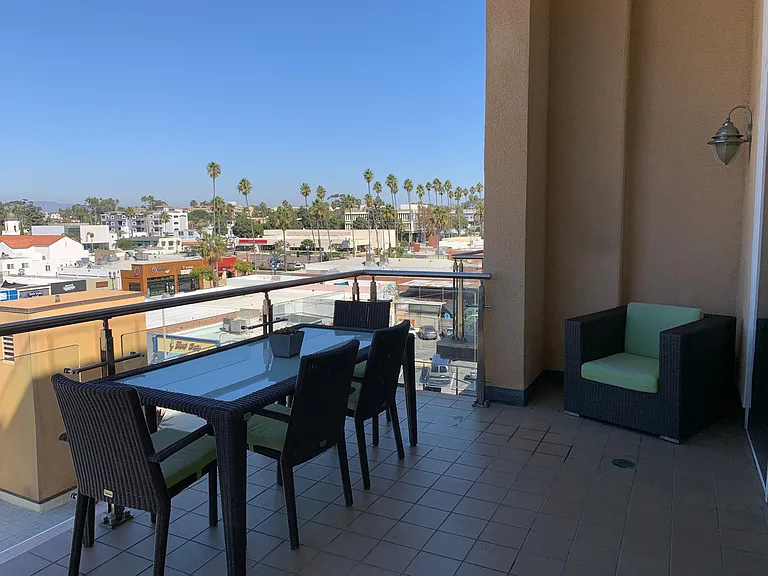 Suite #26 - Premium Split-Level Loft - 1167 sq ft.