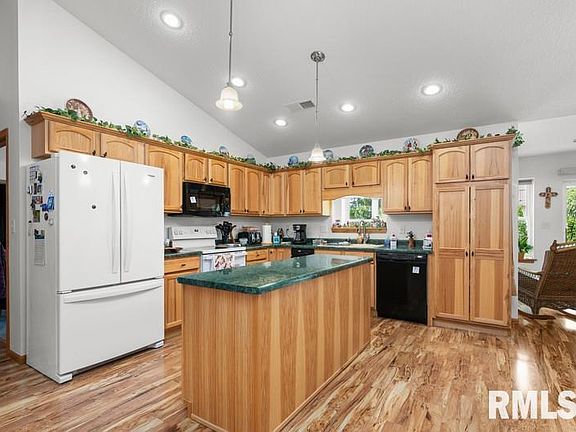 4th image of 105 Blackhawk Ave