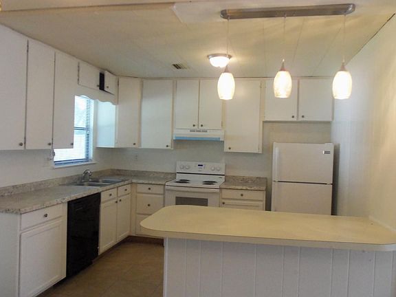 5th image of 27 Audrey Dr W