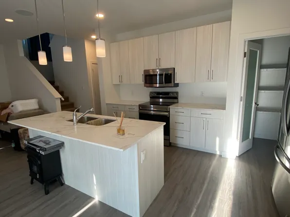 86 Douglas Henning Bay, Winnipeg, MB R3Y 2B4